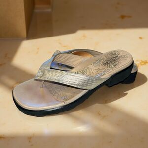 Taryn Rose Tyra Crinkle Metallic Leather Sandals Silver/Tan Size 38.5 US 8